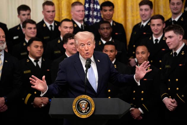 Donald Trump presents the Commander-in-Chief s Trophy - Washington US President Donald Trump during the Commander in Chief Trophy Presentation to the 2024 Navy Midshipmen football team in the East Room of the White House in Washington on March 20, 2026. Photo by Yuri Gripas ABACAPRESS.COM Washington DC United States  Copyright: xGripasxYuri ABACAx