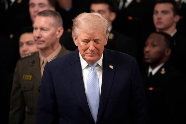 Donald Trump presents the Commander-in-Chief s Trophy - Washington US President Donald Trump during the Commander in Chief Trophy Presentation to the 2024 Navy Midshipmen football team in the East Room of the White House in Washington on March 20, 2026. Photo by Yuri Gripas ABACAPRESS.COM Washington DC United States  Copyright: xGripasxYuri ABACAx