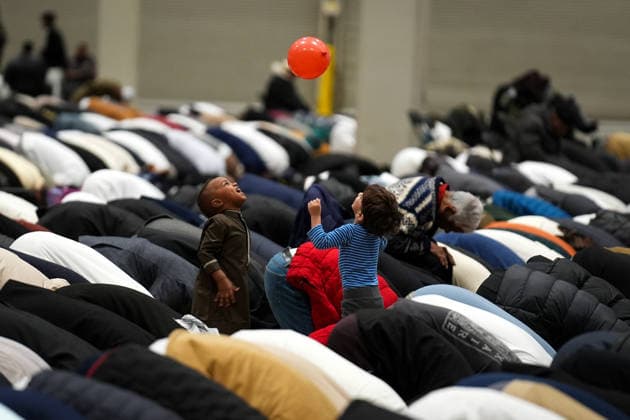 News Bilder des Tages Eid al-Fitr prayer in Toronto TORONTO, CANADA - MARCH 20 : Children play with a balloon during Eid al-Fitr prayer at Enercare Centre within The Muslim Association of Canada (MAC) Eid Festival in Toronto, Canada on March 20, 2026. Mert Alper Dervis Anadolu Ontario Canada. Editorial use only. Please get in touch for any other usage.  Copyright: x2026xAnadoluxMertxAlperxDervisx
