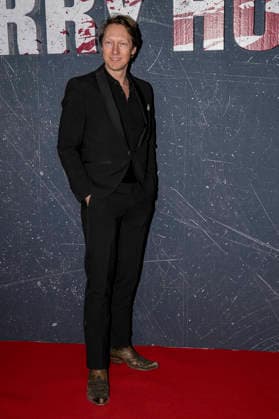 Premiere Â«Harry HoleÂ» Oslo 20260320. Simon J. Berger pa rod loper for premieren pa tv-serien Harry Hole pa skur13 i Oslo fredag. Foto: Amanda Pedersen Giske NTB Oslo Norge V-tnkDiSvag EDITORIAL USE ONLY Ref:_ENTV-tnkDiSvag.jpg Copyright: xAmandaxPedersenxGiskex xNTBx
