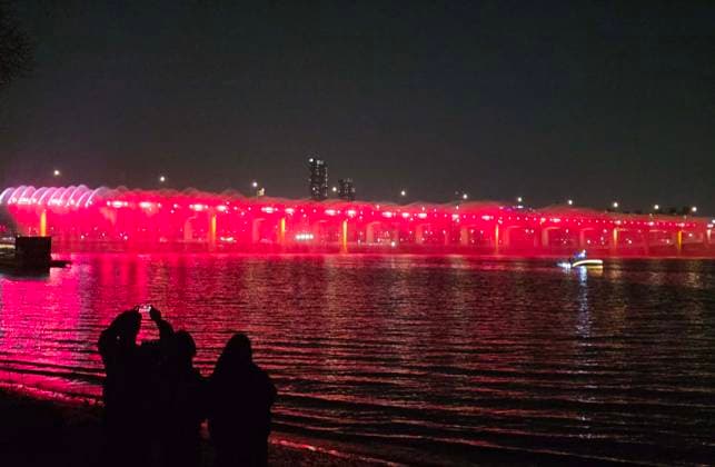 Seoul Glows Purple Ahead of BTS Comeback Concert On the night of March 20, a day before K-pop supergroup BTS is set to hold its comeback concert, Banpo Bridge and Some Sevit on the Han River in Seoul, South Korea, were illuminated in purple, the signature color associated with the group. A special fountain show accompanied by BTS music was staged at Banpo Bridge, while 15 of Seoul™s major landmarks, including the bridge, were lit up in purple as part of a citywide celebration ahead of the performance. Seoul South Korea  Copyright: xMatrixxImages KwakxKyung-keunx