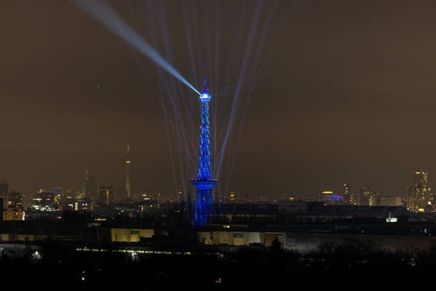 News Bilder des Tages Berlin feiert 100 Jahre Funkturm mit dem Motto What the Funk. Deutschland, Berlin am 20.03.2026: Mit einem spektakulären Lichterschow startet die Messe Berlin ihre Jubiläumskampagne. What the Funk feiert den 100. Geburtstag des Funkturms mit Lichtinszenierung. *** Berlin celebrates 100 years of the radio tower with What the Funk Germany, Berlin on 20 03 2026 Messe Berlin launches its anniversary campaign What the Funk celebrates the 100th birthday of the radio tower with a spectacular light show