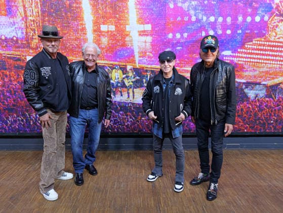 Scorpions vor dem Monumentalwerk (v.l.) Rudolf Schenker, Marc Theis, Klaus Meine, Matthias Jabs Copyright: xBerndxGüntherx