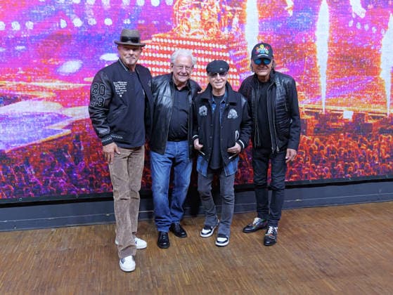 My World of Music Ausstellung in Hannover (v.l.) Rudolf Schenker, Marc Theis, Klaus Meine, Matthias Jabs vor dem 20 x 5 Meter großen Konzert-Fotomosaik Copyright: xBerndxGüntherx