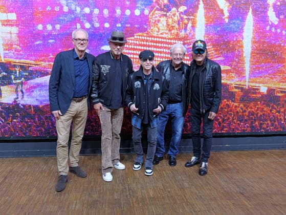 Beeindruckendes Fotomosaik (v.l.) Wolfgang Sick, Rudolf Schenker, Marc Theis, Klaus Meine, Matthias Jabs in den Peppermint Park Studios Copyright: xBerndxGüntherx