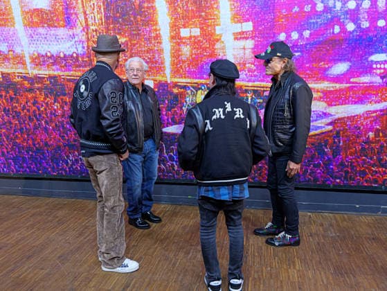 Marc Theis vor seinem Werk Der Fotograf Marc Theis zeigt sein Werk den Scorpions Copyright: xBerndxGüntherx