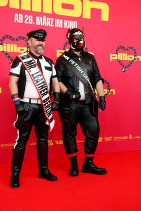Stefan Rixdorf, Miste Leather Berlin 2025, und Mister Fetish Germany, Shkody aka. Puppy Dino, bei der Deutschlandpremiere von PILLION im Kino International in Berlin am 20.3.2026