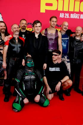 Harry Melling (hinter dem Hund ) Alexander Skarsgard (re daneben) und Regisseur Harry Lighton (neben dem Hund ) bei der Deutschlandpremiere von PILLION im Kino International in Berlin am 20.3.2026