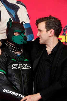 Harry Melling (re) mit einem Statisten aus dem Film) bei der Deutschlandpremiere von PILLION im Kino International in Berlin am 20.3.2026
