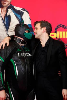 Harry Melling (re) mit einem Statisten aus dem Film) bei der Deutschlandpremiere von PILLION im Kino International in Berlin am 20.3.2026