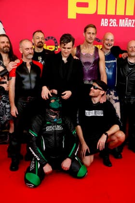 Harry Melling (hinter dem Hund ) Alexander Skarsgard (re daneben) und Regisseur Harry Lighton (neben dem Hund ) bei der Deutschlandpremiere von PILLION im Kino International in Berlin am 20.3.2026