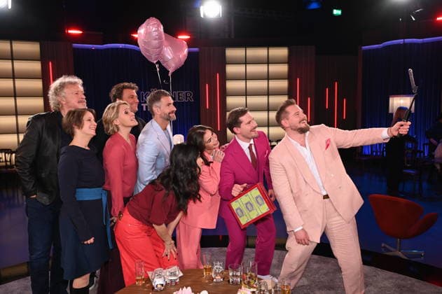 Wissenschaftsjournalistin Mai Thi Nguyen-Kim, Musiker Wolfgang Niedecken, Autorin Barbara Pachl Eberhart, Susan Link und Micky Beisenherz, Opernsänger Jonas Kaufmann, Sängerin Sarah Engels und Dennis und Benni Wolter zu Gast in der WDR Talkshow Kölner Treff und machen ein Selfie