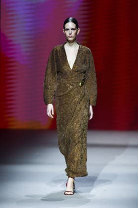 (260320) -- MADRID, March 20, 2026 -- A model presents a creation of Simorra during the Mercedes-Benz Fashion Week in Madrid, Spain, on March 20, 2026. (Photo by Gustavo Valiente Xinhua) SPAIN-MADRID-MERCEDES-BENZ FASHION WEEK ChengxMin 