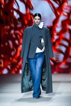(260320) -- MADRID, March 20, 2026 -- A model presents a creation of Simorra during the Mercedes-Benz Fashion Week in Madrid, Spain, on March 20, 2026. (Photo by Gustavo Valiente Xinhua) SPAIN-MADRID-MERCEDES-BENZ FASHION WEEK ChengxMin 