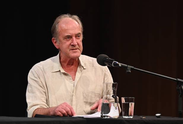 literarischer Übersetzer und Moderator Bernhard Robben liest und spricht auf der Lit.Cologne, dem internationalen Literaturfestival