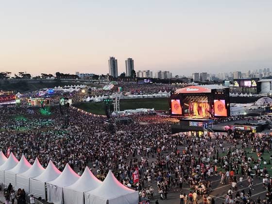 RECORD DATE NOT STATED Lollapalooza movement Sao Paulo (SP), March 20, 2026 - Culture Shows Festival - Crowd movement around the stages and lounge in the late afternoon of the first day of the Lollapalooza festival at the Interlagos racetrack in the southern zone of Sao Paulo. This Friday, March 20, 2026 (Foto: Leandro Chemalle Thenews2 imago images) Lollapalooza movement  Copyright: xLeandroxChemallex
