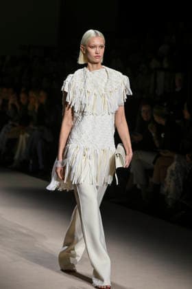 Simorra - Mercedes-Benz Fashion Week Madrid - 20 Mar 2026 A model walks the runway wearing a design by Simorra during the Mercedes-Benz Fashion Week de Madrid in IFEMA. Madrid Spain Copyright: xAtilanoxGarciax xSOPAxImagesx photos09477