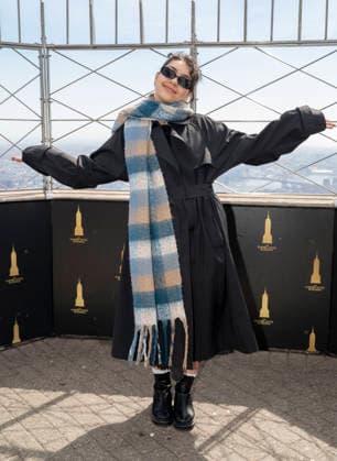 March 20, 2026, New York, Ny, United States: Alessia Cara visits the Empire State Building in celebration of her new album, Love Or Lack Thereof. Held at Empire State Building in New York. Zuma Press March 20, 2026. New York United States - ZUMAp281 20260320_zea_p281_003 Copyright: xPhotoxImagexPressx