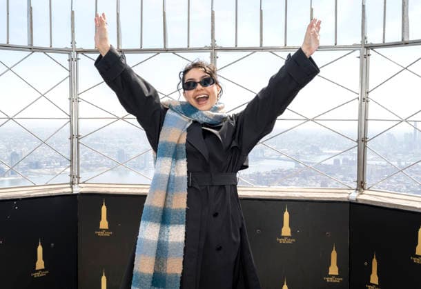 March 20, 2026, New York, Ny, United States: Alessia Cara visits the Empire State Building in celebration of her new album, Love Or Lack Thereof. Held at Empire State Building in New York. Zuma Press March 20, 2026. New York United States - ZUMAp281 20260320_zea_p281_004 Copyright: xPhotoxImagexPressx
