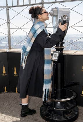 March 20, 2026, New York, Ny, United States: Alessia Cara visits the Empire State Building in celebration of her new album, Love Or Lack Thereof. Held at Empire State Building in New York. Zuma Press March 20, 2026. New York United States - ZUMAp281 20260320_zea_p281_006 Copyright: xPhotoxImagexPressx