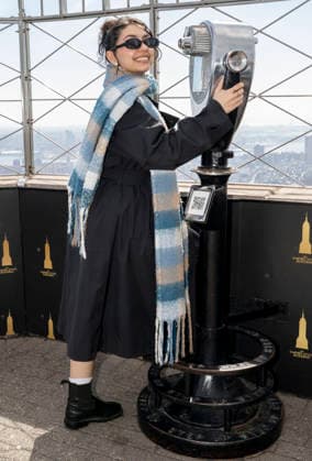 March 20, 2026, New York, Ny, United States: Alessia Cara visits the Empire State Building in celebration of her new album, Love Or Lack Thereof. Held at Empire State Building in New York. Zuma Press March 20, 2026. New York United States - ZUMAp281 20260320_zea_p281_007 Copyright: xPhotoxImagexPressx