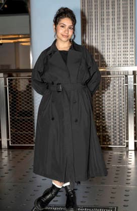 March 20, 2026, New York, Ny, United States: Alessia Cara visits the Empire State Building in celebration of her new album, Love Or Lack Thereof. Held at Empire State Building in New York. Zuma Press March 20, 2026. New York United States - ZUMAp281 20260320_zea_p281_008 Copyright: xPhotoxImagexPressx