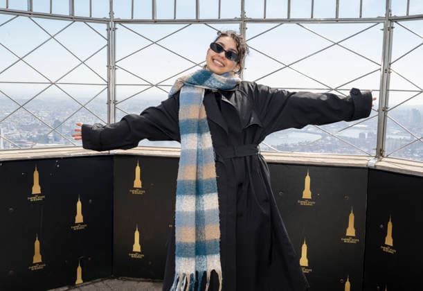 March 20, 2026, New York, Ny, United States: Alessia Cara visits the Empire State Building in celebration of her new album, Love Or Lack Thereof. Held at Empire State Building in New York. Zuma Press March 20, 2026. New York United States - ZUMAp281 20260320_zea_p281_012 Copyright: xPhotoxImagexPressx