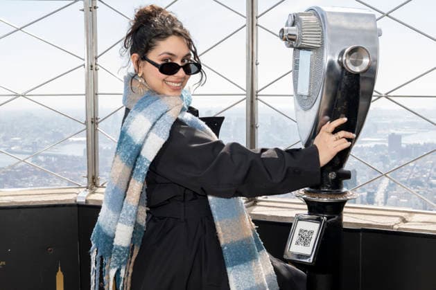 March 20, 2026, New York, Ny, United States: Alessia Cara visits the Empire State Building in celebration of her new album, Love Or Lack Thereof. Held at Empire State Building in New York. Zuma Press March 20, 2026. New York United States - ZUMAp281 20260320_zea_p281_016 Copyright: xPhotoxImagexPressx