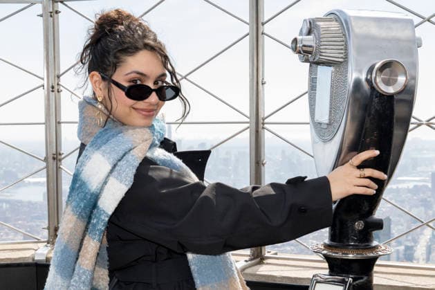 March 20, 2026, New York, Ny, United States: Alessia Cara visits the Empire State Building in celebration of her new album, Love Or Lack Thereof. Held at Empire State Building in New York. Zuma Press March 20, 2026. New York United States - ZUMAp281 20260320_zea_p281_022 Copyright: xPhotoxImagexPressx