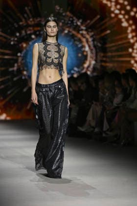 Custo - Mercedes-Benz Fashion Week Madrid - 20 Mar 2026 A model walks the runway wearing a design by Custo during the Mercedes-Benz Fashion Week de Madrid in IFEMA. Madrid Spain Copyright: xAtilanoxGarciax xSOPAxImagesx photos09782
