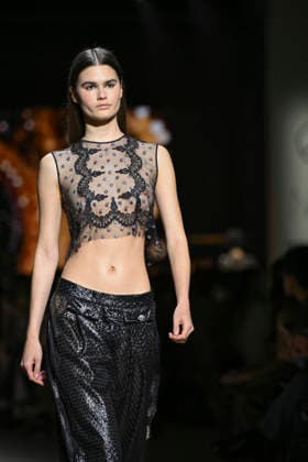 Custo - Mercedes-Benz Fashion Week Madrid - 20 Mar 2026 A model walks the runway wearing a design by Custo during the Mercedes-Benz Fashion Week de Madrid in IFEMA. Madrid Spain Copyright: xAtilanoxGarciax xSOPAxImagesx photos09783