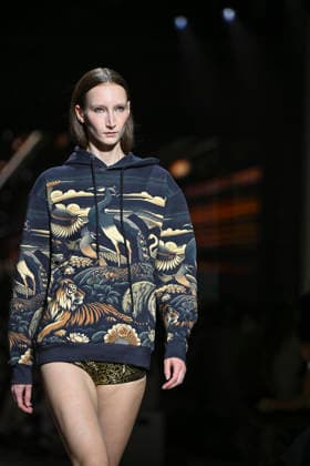 Custo - Mercedes-Benz Fashion Week Madrid - 20 Mar 2026 A model walks the runway wearing a design by Custo during the Mercedes-Benz Fashion Week de Madrid in IFEMA. Madrid Spain Copyright: xAtilanoxGarciax xSOPAxImagesx photos09773