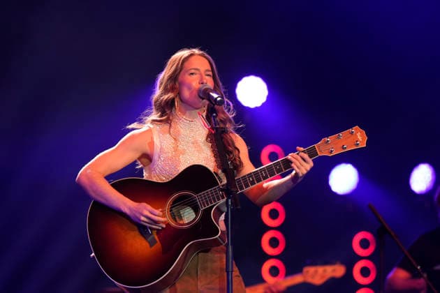 NASHVILLE, TENNESSEE -MARCH 20: Caroline Jones performs at the Big Machine Label Group lunch and performance during CRS 2026 at Omni Nashville Hotel on March 20, 2026 in Nashville, Tennessee. Credit: AdMedia. USA - ZUMAa123 20260320_zaa_a123_313 Copyright: xMickeyxBernalx
