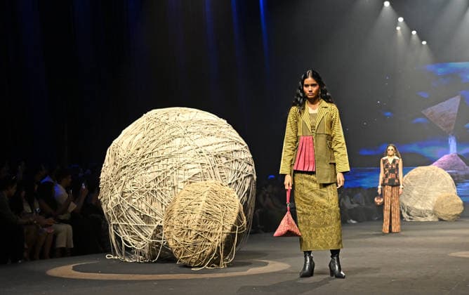 Lakme Fashion Week day 2 in Mumbai - 20 Mar 2026 A model (R) wearing a creation by NIF Global student walks on the ramp on the second day of Lakme Fashion Week (LFW) in Mumbai. Mumbai India Copyright: xAshishxVaishnavx xSOPAxImagesx AVaishnav_Lakme Fashion Week day 2 in Mumbai (10)