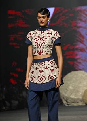 Lakme Fashion Week day 2 in Mumbai - 20 Mar 2026 A model wearing a creation by NIF Global student walks on the ramp on the second day of Lakme Fashion Week (LFW) in Mumbai. Mumbai India Copyright: xAshishxVaishnavx xSOPAxImagesx AVaishnav_Lakme Fashion Week day 2 in Mumbai (13)