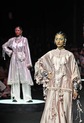 Lakme Fashion Week day 2 in Mumbai - 20 Mar 2026 A model (R) wearing a creation by designer Saim Ghani walks on the ramp on the second day of Lakme Fashion Week (LFW) in Mumbai. Mumbai India Copyright: xAshishxVaishnavx xSOPAxImagesx AVaishnav_Lakme Fashion Week day 2 in Mumbai (4)