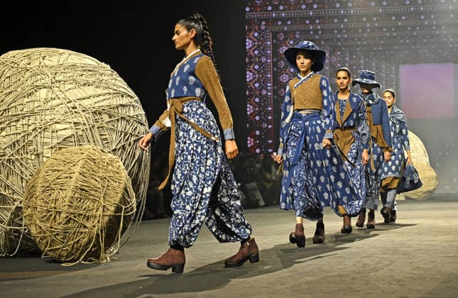 Lakme Fashion Week day 2 in Mumbai - 20 Mar 2026 Models wearing a creation by NIF Global students walks on the ramp on the second day of Lakme Fashion Week (LFW) in Mumbai. Mumbai India Copyright: xAshishxVaishnavx xSOPAxImagesx AVaishnav_Lakme Fashion Week day 2 in Mumbai (17)