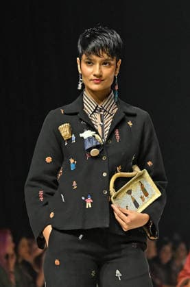 Lakme Fashion Week day 2 in Mumbai - 20 Mar 2026 A model wearing a creation by designer Shruti Sancheti for Khadi India walks on the ramp on the second day of Lakme Fashion Week (LFW) in Mumbai. Mumbai India Copyright: xAshishxVaishnavx xSOPAxImagesx AVaishnav_Lakme Fashion Week day 2 in Mumbai (26)