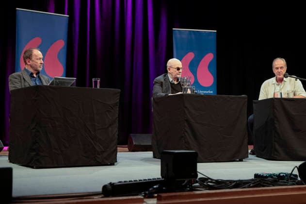 Ulrich Noethen, Salman Rushdie und Bernhard Robben bei der lit.Cologne 2026 Veranstaltung Die elfte Stunde im WDR Funkhaus. Köln, 20.03.2026
