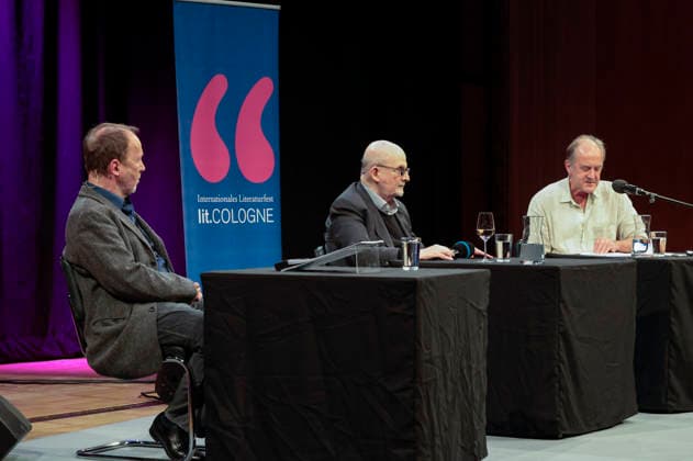 Ulrich Noethen, Salman Rushdie und Bernhard Robben bei der lit.Cologne 2026 Veranstaltung Die elfte Stunde im WDR Funkhaus. Köln, 20.03.2026