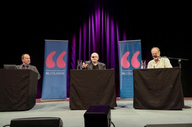 Ulrich Noethen, Salman Rushdie und Bernhard Robben bei der lit.Cologne 2026 Veranstaltung Die elfte Stunde im WDR Funkhaus. Köln, 20.03.2026