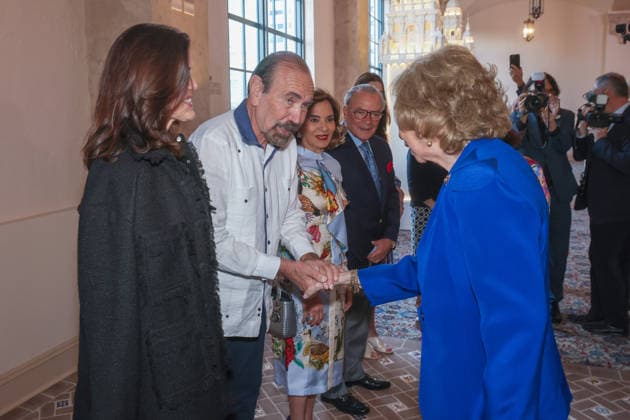 Queen Sofia of Spain greets real estate entrepreneur and philanthropist Jorge Perez and his wife, Darlene Perez (L), upon their arrival to the event Florida, Cuba and the Caribbean in the American Revolution at the Freedom Tower in Miami, Florida, USA, 20 March 2026. Queen Sofia of Spain inaugurated America&Spain250 in Miami, an academic initiative commemorating the 250th anniversary of the founding of the United States and highlighting Spain s contributions to the American Revolution and the shared history between the two countries, as part of her three-day visit to Florida. Queen Sofia inaugurates America&Spain250 in Miami to celebrate the 250th anniversary of the USA !ACHTUNG: NUR REDAKTIONELLE NUTZUNG!  Copyright: xGiorgioxVierax USA9252 20260321-55019768133_1