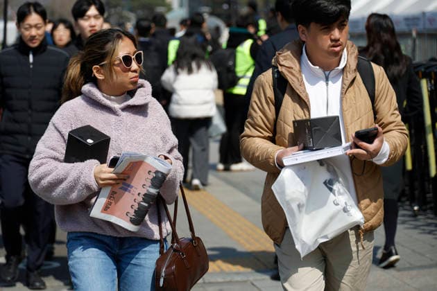 BTS Performs ARIRANG Comeback Concert at Gwanghwamun Square BTS fans collect special edition newspapers announcing the BTS THE COMEBACK LIVE: ARIRANG concert in Seoul, South Korea, on March 21, 2026. Seoul South Korea  Copyright: xMatrixxImages JungxUi-Chelx