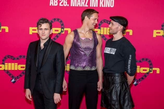 abb Harry Melling, Alexander Skarsgard und Harry Lighton zu Gast auf der Film Premiere von Pillion, im Kino International am 20.03.2026 in Berlin Berlin Deutschland