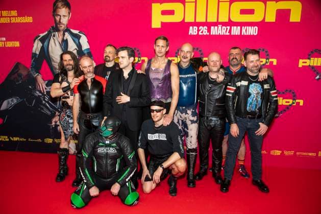 abb Harry Melling, Harry Lighton, Alexander Skarsgard und Gay Bikers Motorcycle Club London zu Gast auf der Film Premiere von Pillion, im Kino International am 20.03.2026 in Berlin Berlin Deutschland