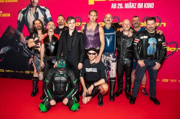 abb Harry Melling, Harry Lighton, Alexander Skarsgard und Gay Bikers Motorcycle Club London zu Gast auf der Film Premiere von Pillion, im Kino International am 20.03.2026 in Berlin Berlin Deutschland