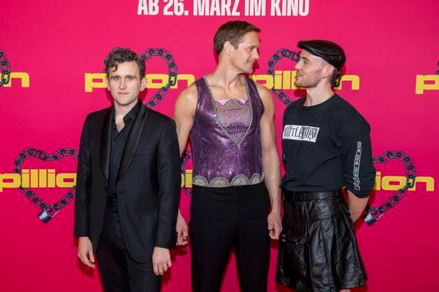 abb Harry Melling, Alexander Skarsgard und Harry Lighton zu Gast auf der Film Premiere von Pillion, im Kino International am 20.03.2026 in Berlin Berlin Deutschland