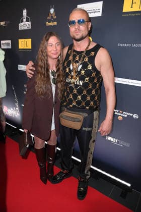Eric Sindermann mit Freundin Chayenne bei der ERIC SINDERMANN IKONE FASHION SHOW im Hofbräu Wirtshaus in Berlin am 20.03.2026