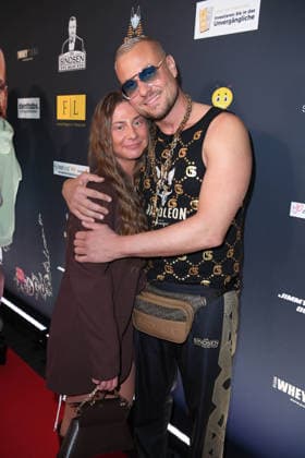 Eric Sindermann mit Freundin Chayenne bei der ERIC SINDERMANN IKONE FASHION SHOW im Hofbräu Wirtshaus in Berlin am 20.03.2026