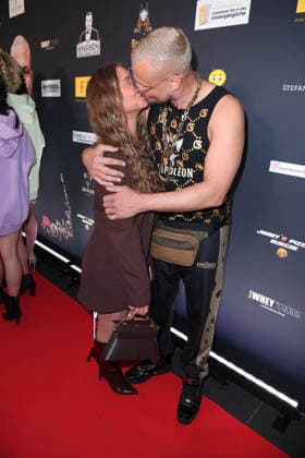 Eric Sindermann mit Freundin Chayenne bei der ERIC SINDERMANN IKONE FASHION SHOW im Hofbräu Wirtshaus in Berlin am 20.03.2026